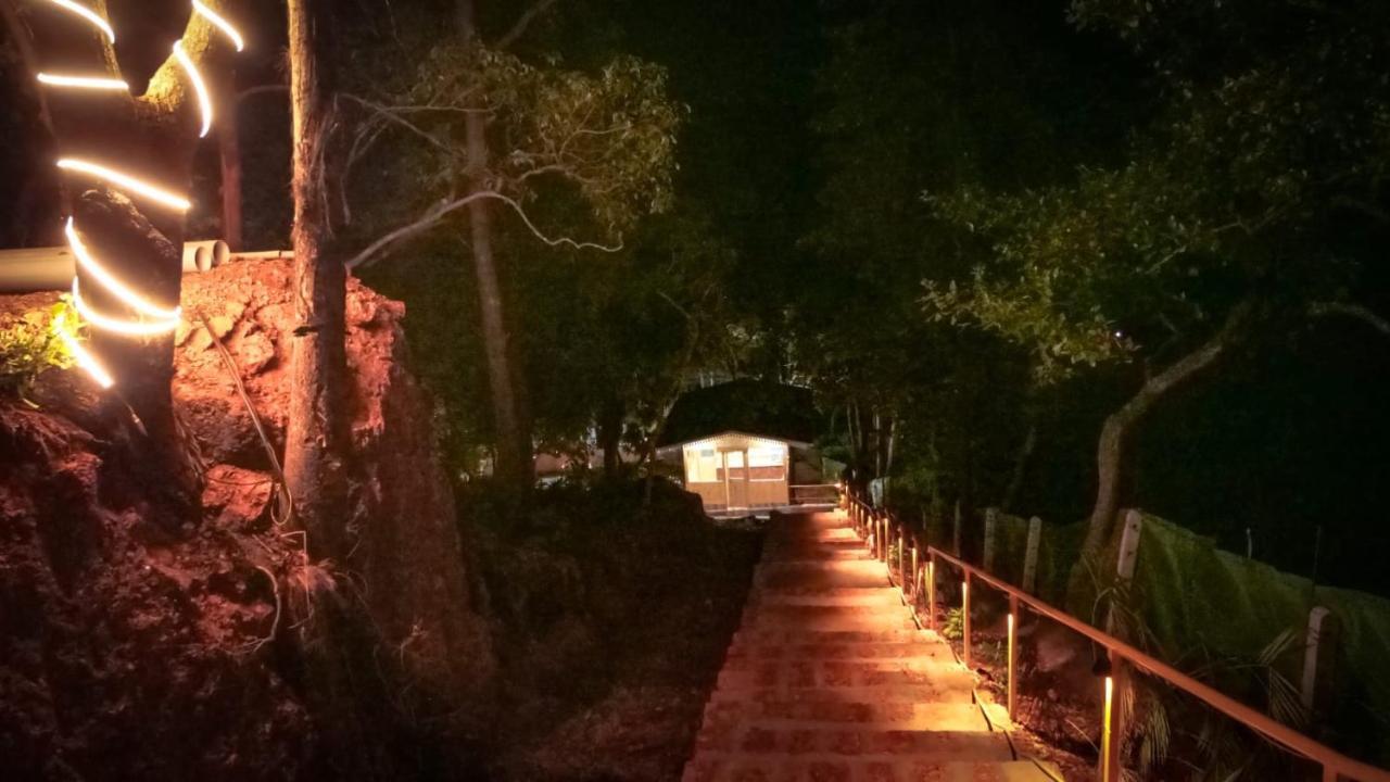 Santanas Wooden Hotel Bogmalo