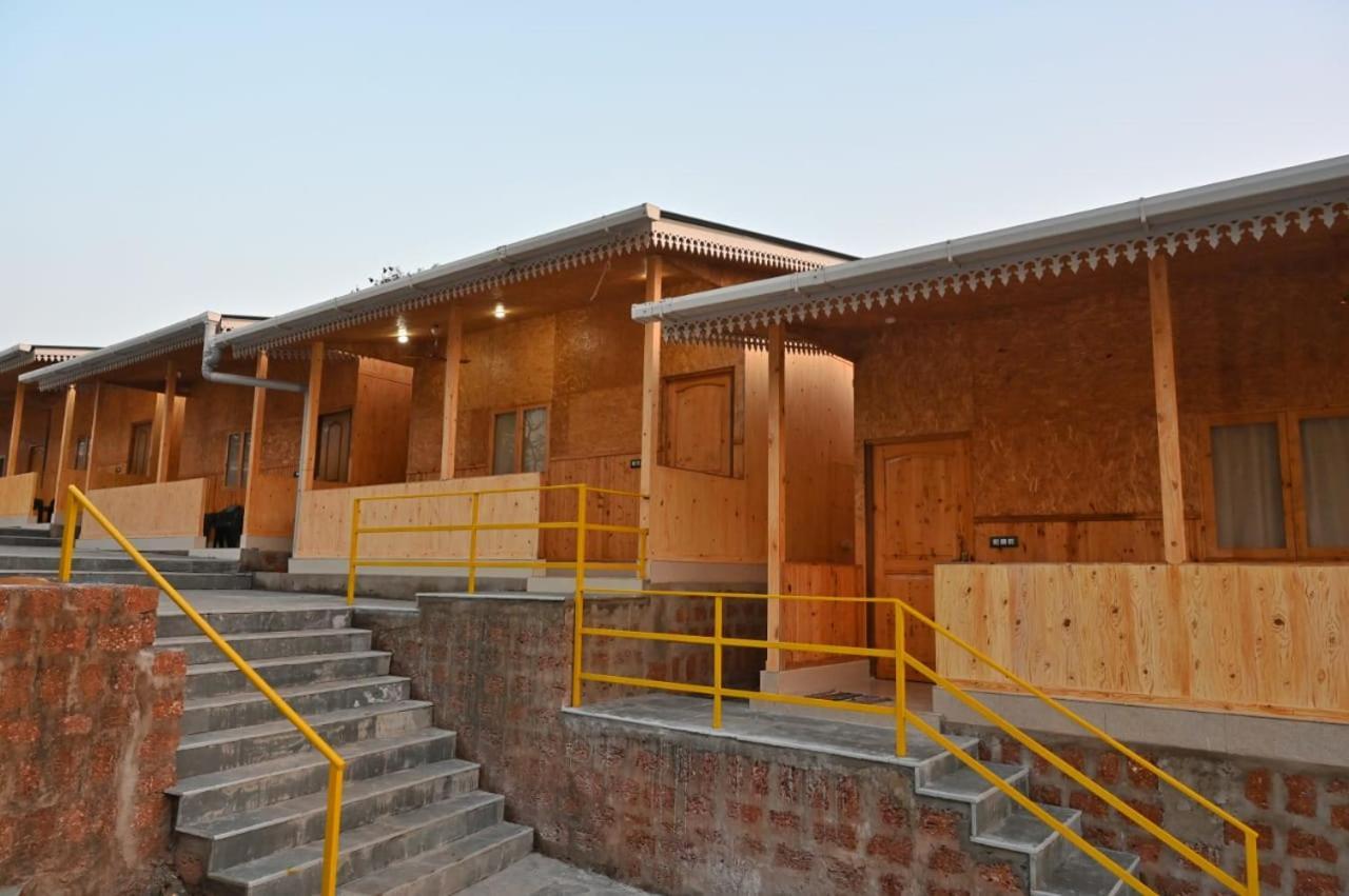 Santanas Wooden Hotel *